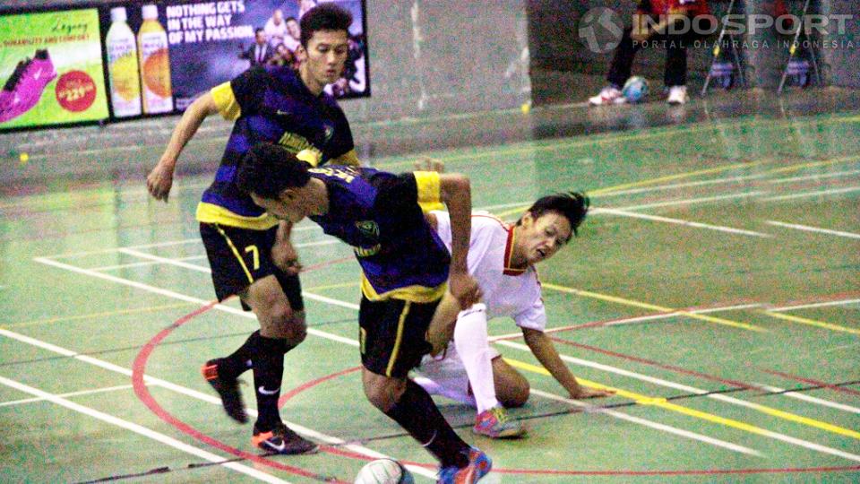 Dua pemain Victory Solo berusaha merebut bola dari pemain Bank Jateng Semarang dalam laga perdana Kit Futsalismo 2014 di GOR Manahan, Solo, Rabu (08/10/14). Juara bertahan Bank Jateng Semarang hanya mampu bermain imbang 2-2. - INDOSPORT